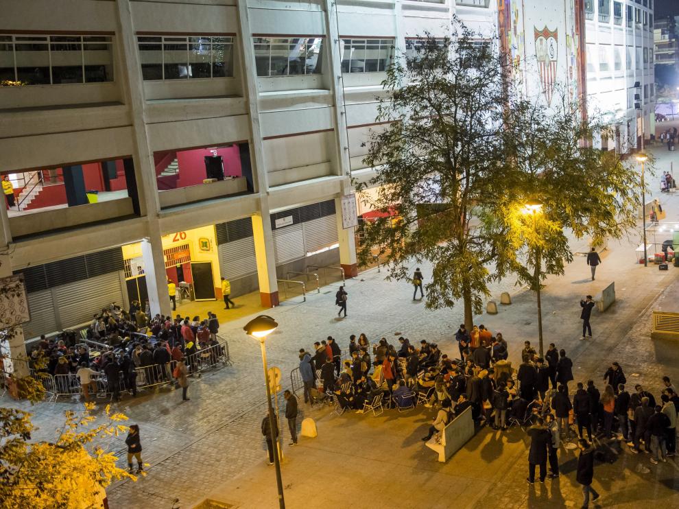 Los aficionados sevillistas forman las primeras filas para adquirir una entrada.