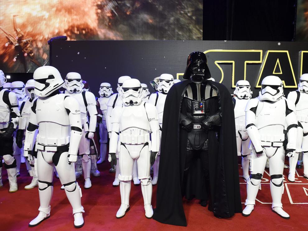 Fans de Star Wars se caracterizan para el estreno de la última película de la saga.