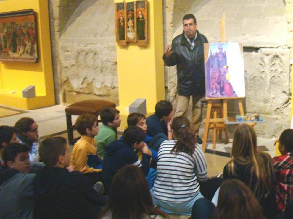 Los escolares oscenses descubren la técnica para pintar retablos