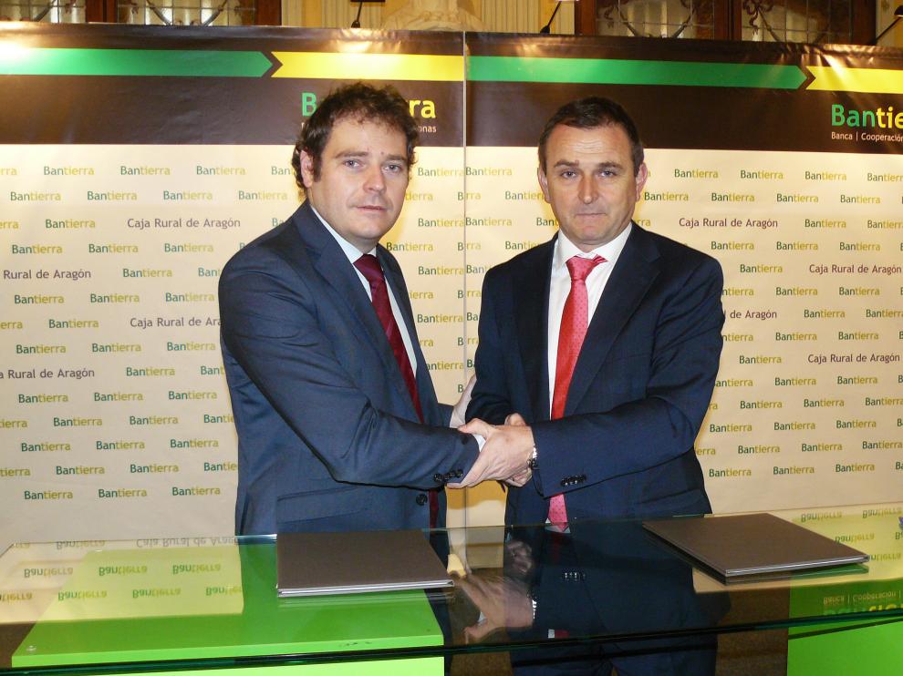 Juan José Gracia, director de zona de Bantierra en Zaragoza, y Jesús Sangüesa, director Financiero y de Control de Gestión de Simply.