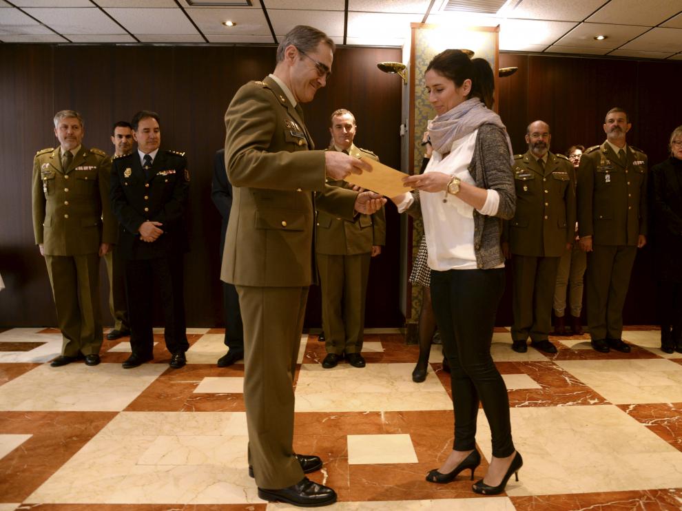 Eva Mª Bustos, alférez del Ejército del Aire, recoge su diploma de reservista voluntaria