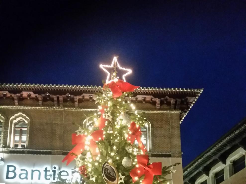 Árbol de Navidad instalado en la plaza Ariño de Zaragoza