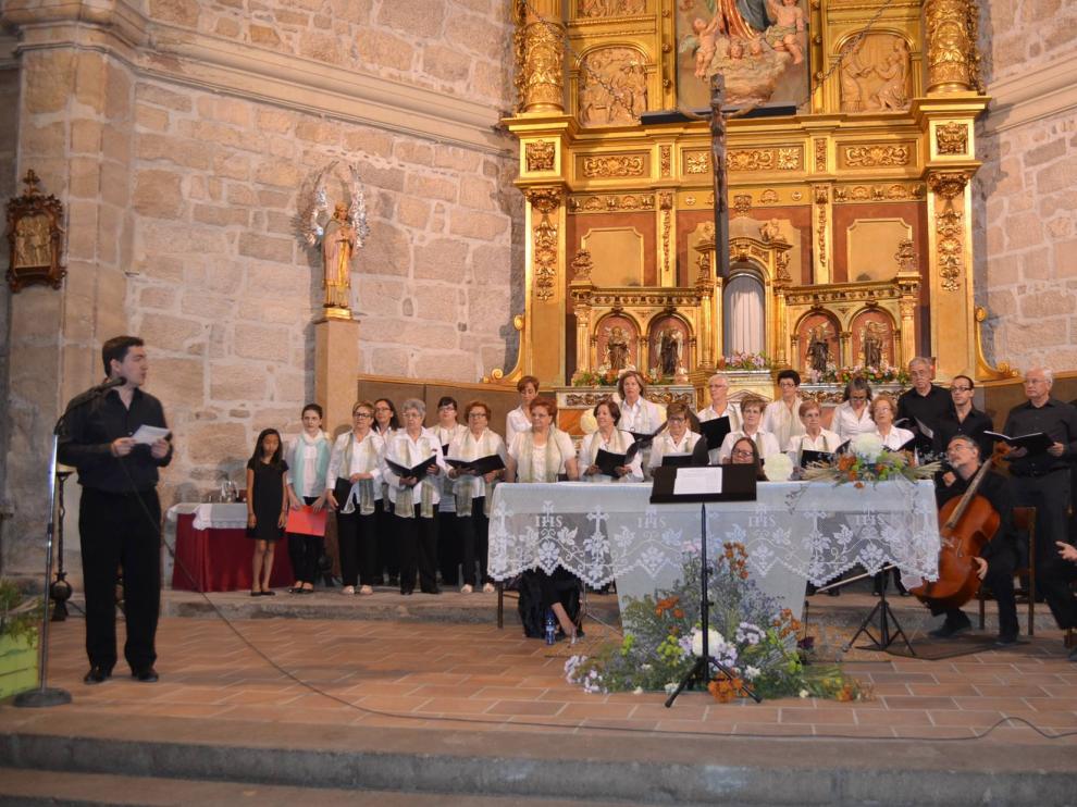 La Coral Foncense durante un recital este verano en la iglesia parroquial de Fonz.
