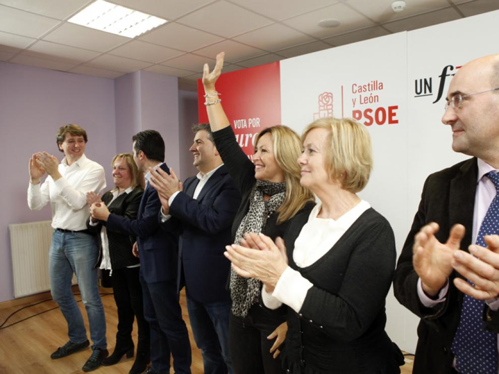 La exministra de Sanidad Trinidad Jiménez saludando junto a los candidatos y representantes socialistas.