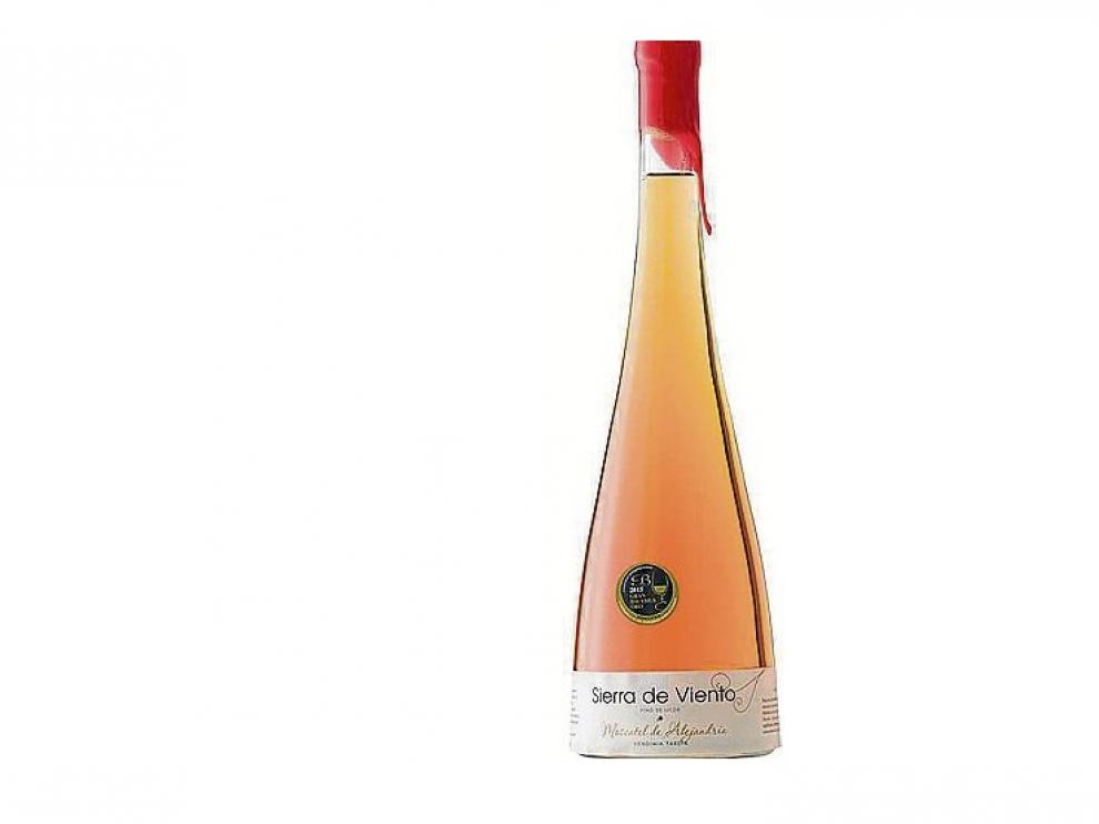 Es un vino de color ambarino con reflejos topacio oscuro, con una nariz que exhibe aromas frutales y florales.