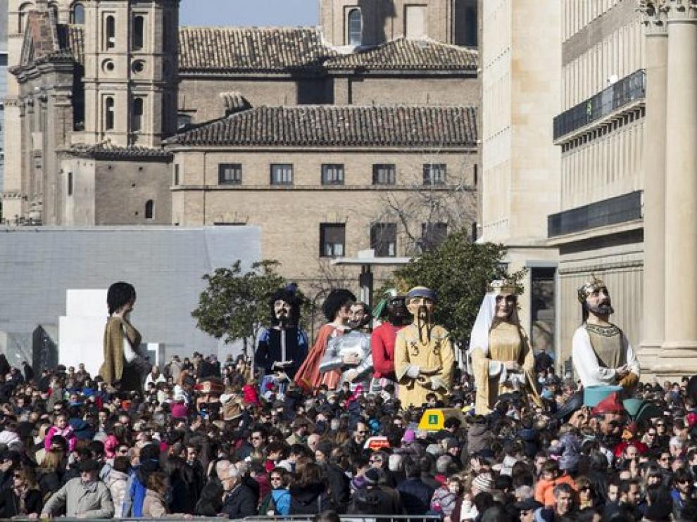 Festividad de San Valero en la plaza del Pilar de Zaragoza con los gigantes y cabezudos.