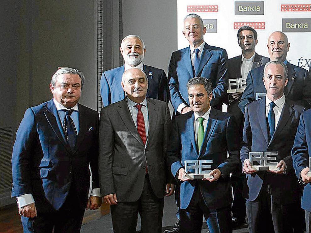 Imagen de premiados por 'Actualidad Económica', anfitriones y autoridades, ayer en el Gran Hotel.