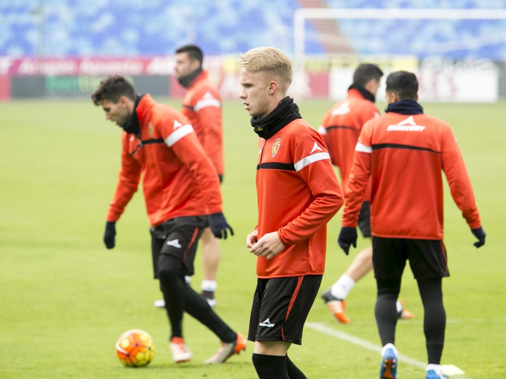 Los jugadores del Real Zaragoza, en el entrenamiento de este viernes en La Romareda