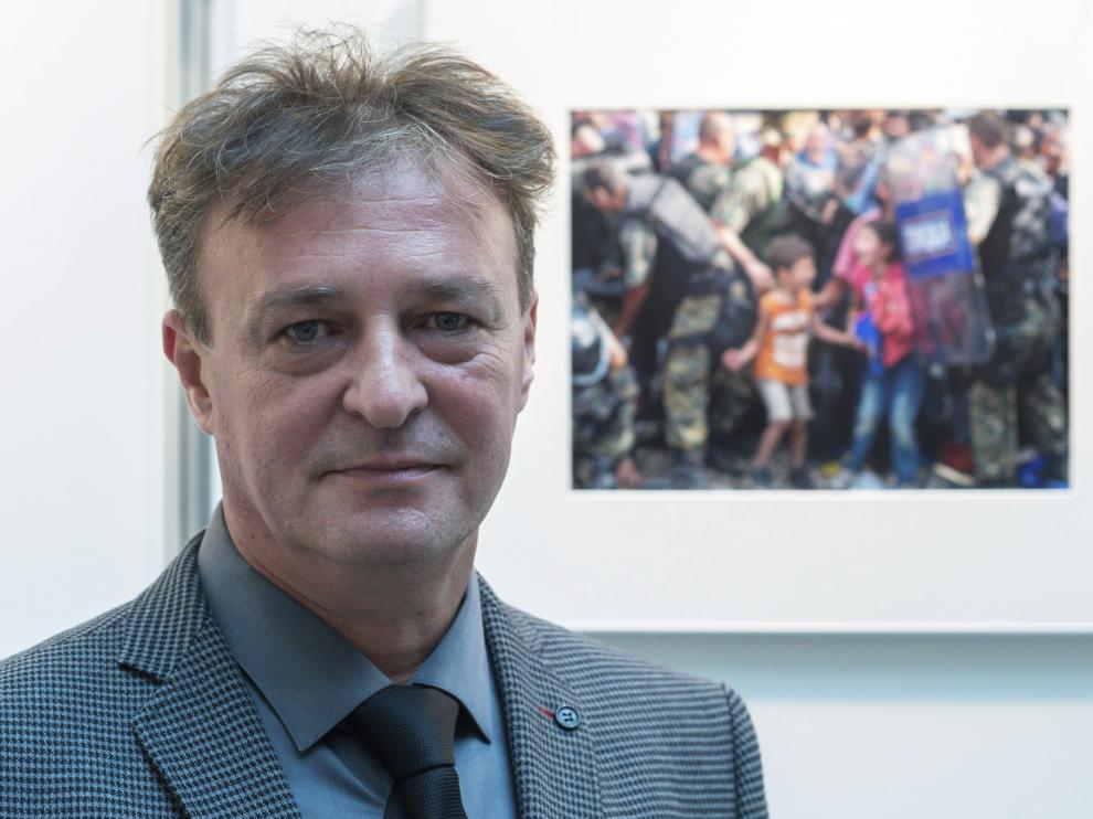 Georgi Licovski posa delante de su fotografía premiada por Unicef.