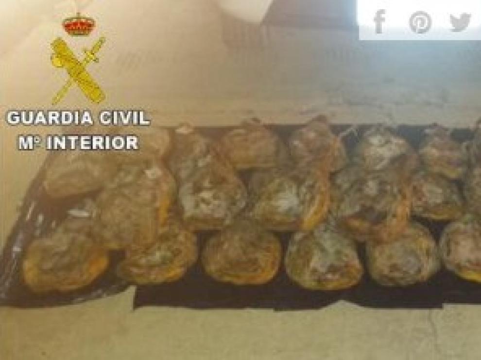 En el momento de la detención, los sospechosos fueron sorprendidos mientras transportaban en una furgoneta 38 paletillas de jamón.