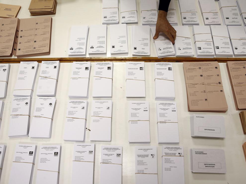 Imagen de archivo de papeletas y sobres electorales.