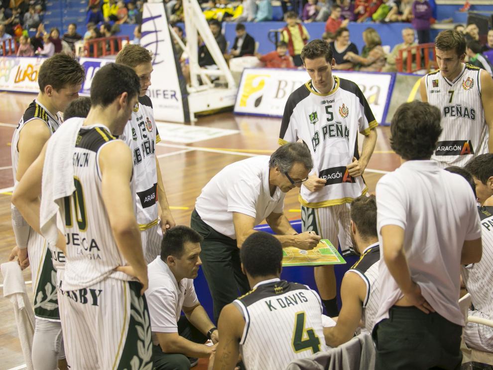 Foto de archivo de Costa dando instrucciones a sus jugadores