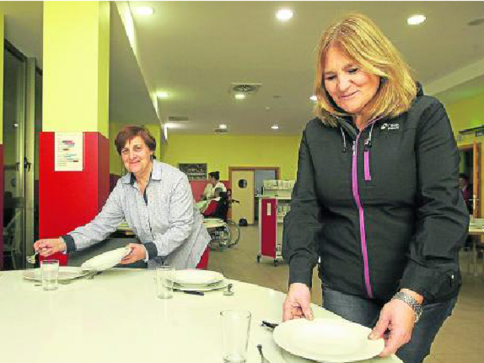 Julieta Viñuales (izda.) y Asunción Gella son voluntarias de la Cruz Blanca de Huesca. Esta Nochebuena estarán con los usuarios durante la cena. Cantarán villancicos, escucharán confidencias... Para ellas, es su segunda casa.