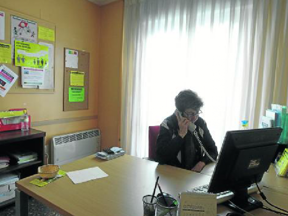 Pilar Gimeno es una de las voluntarias del Teléfono de la Esperanza en Aragón. Han sido muchas Navidades las que ha escuchado las confidencias y pesares. Una compañía para aliviar la soledad.