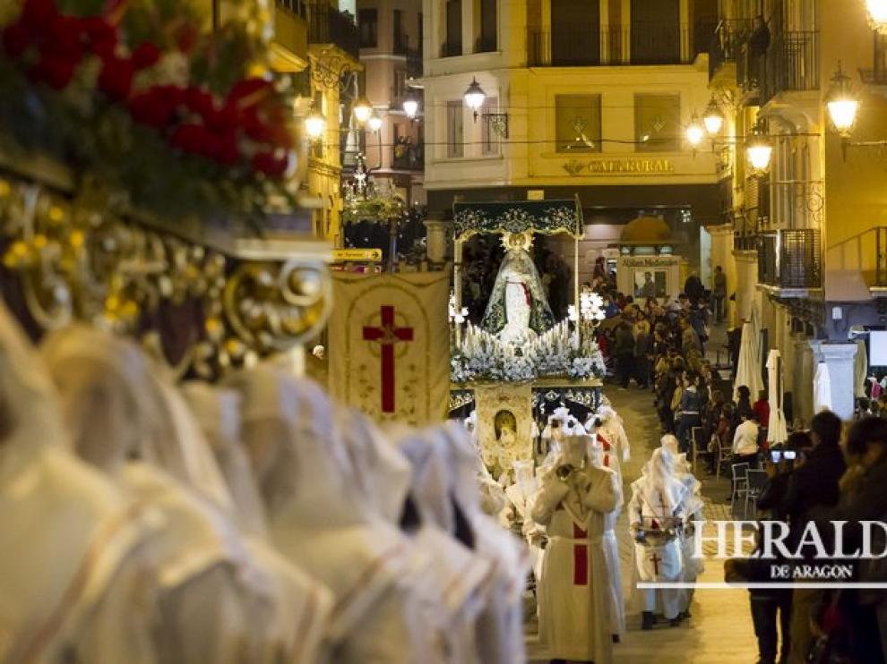 Semana Santa en Teruel. Procesión del Jueves Santo. Cofrades y la banda de cornetas y tambores, delante de Nuestra Señora de la Esperanza.