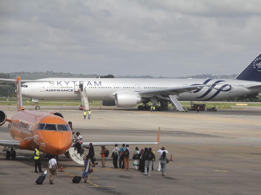 Avión afectado en el aeropuerto de Mombasa.
