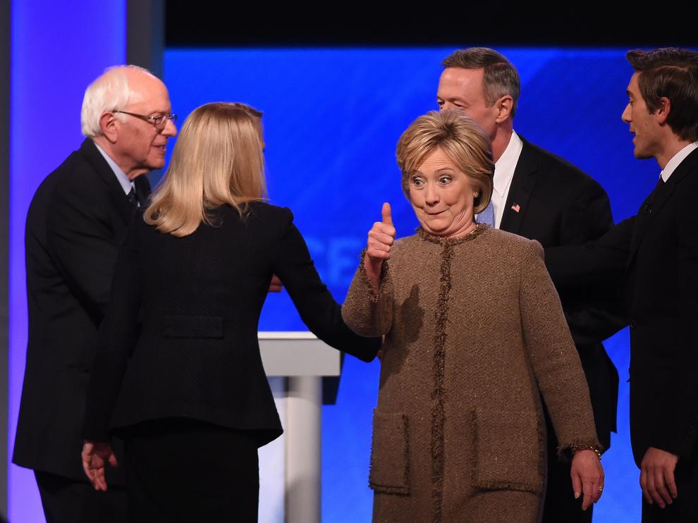 Hillary Clinton saluda al final del debate.