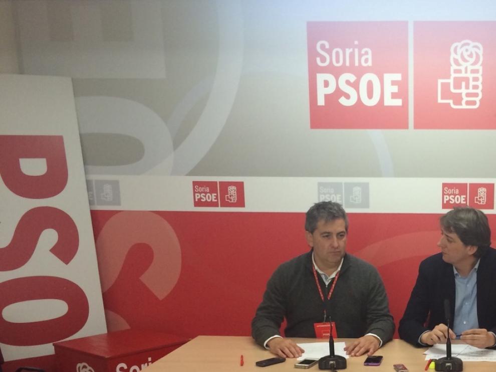 El secretario general del PSOE de Soria, Carlos Martínez (d), junto a Javier Antón, en rueda de prensa.