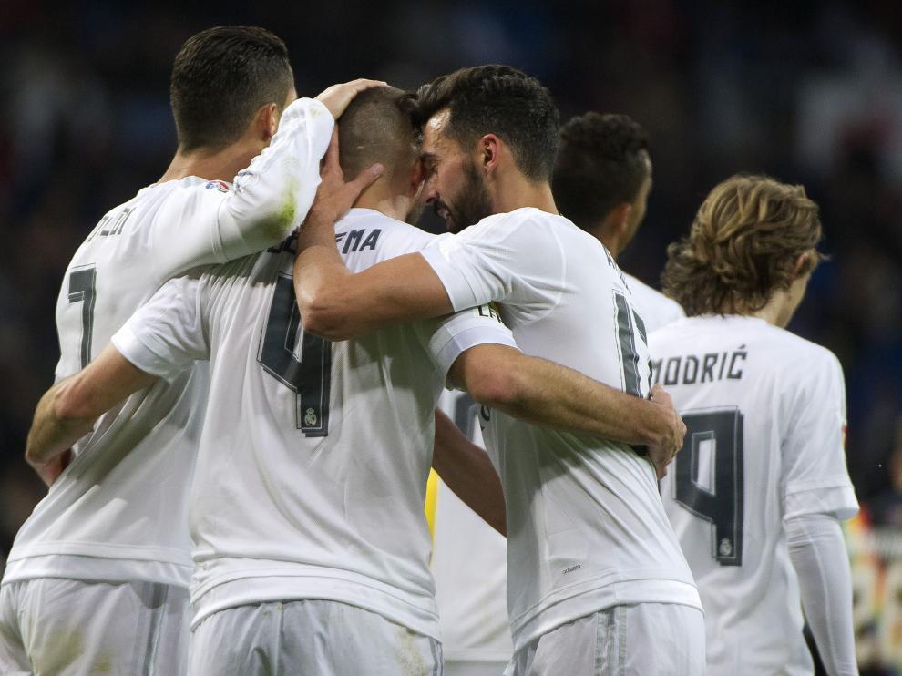 Los jugadores del Madrid celebran los goles.