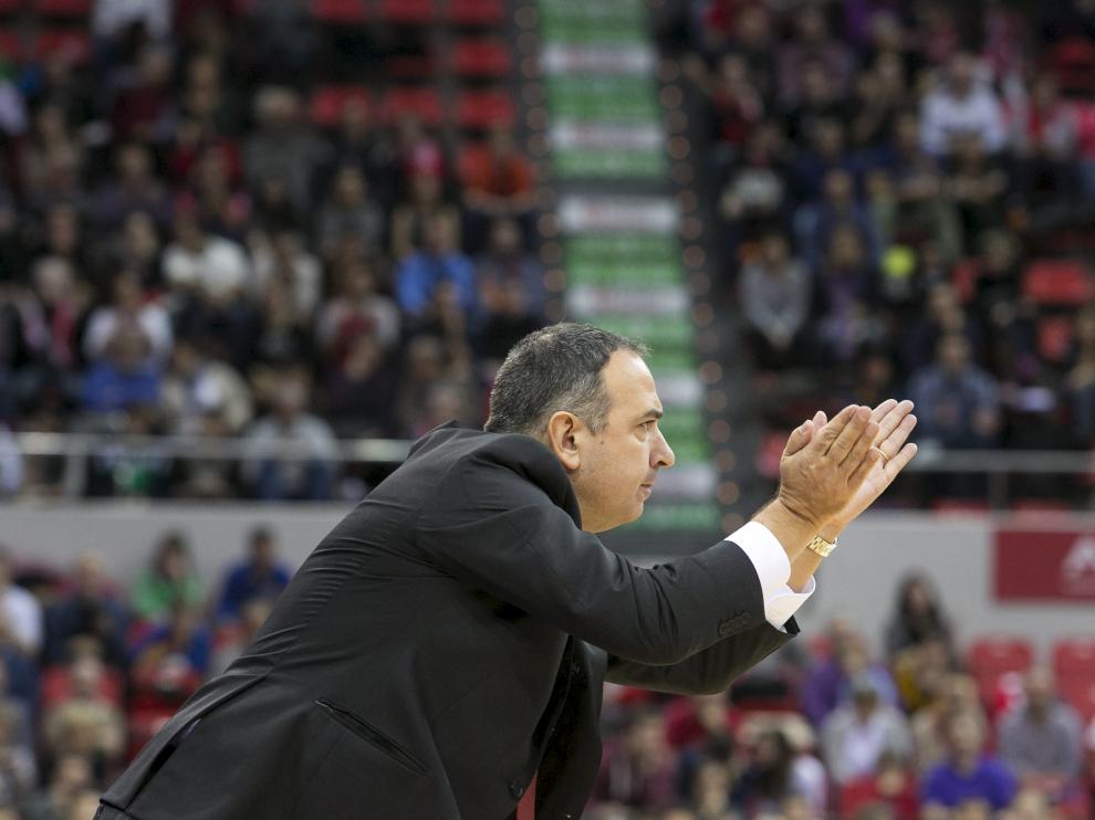 El técnico Andreu Casadevall anima a sus jugadores durante un partido.