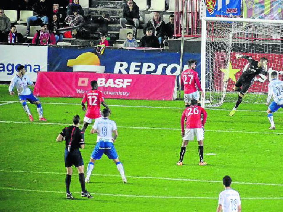 Jugada en la que Isaac, ayer lateral izquierdo, marcó el único gol zaragocista en el Nou Estadi de Tarragona.