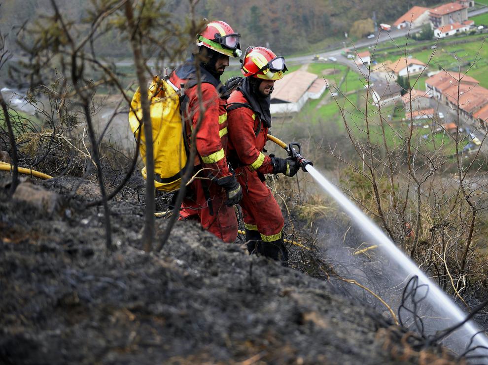 Los incendios en Asturias bajan a 60