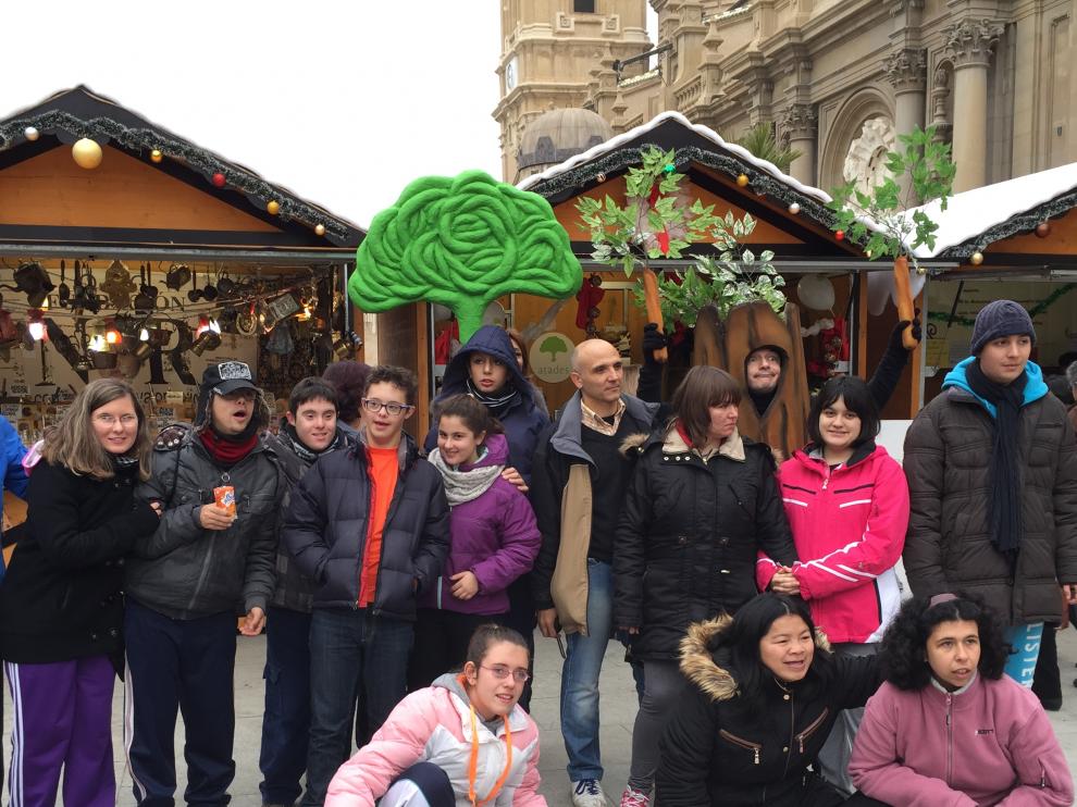 Usuarios del colegio de educación especial San Martín de Porres en la plaza del Pilar de Zaragoza.