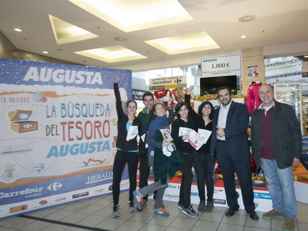 Las ganadoras Laura Gracia y Elena Atrián en el centro junto al director del C. C. Augusta, Antonio Martín Sánchez, y el gerente de Methagestión, Sergio Muñoz.