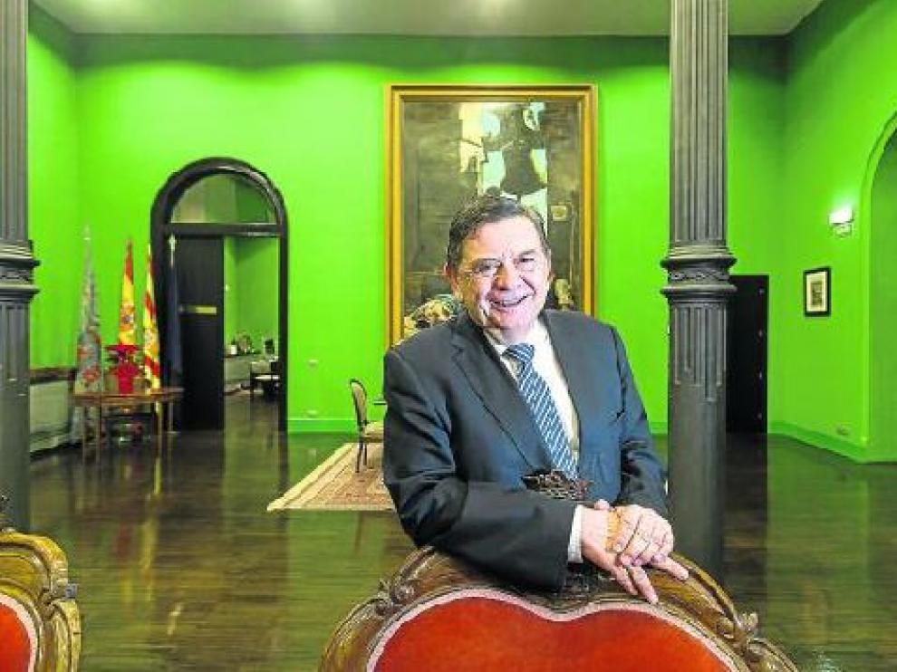 Manuel López, fotografiado en el Rectorado, en el edificio del Paraninfo de Zaragoza.