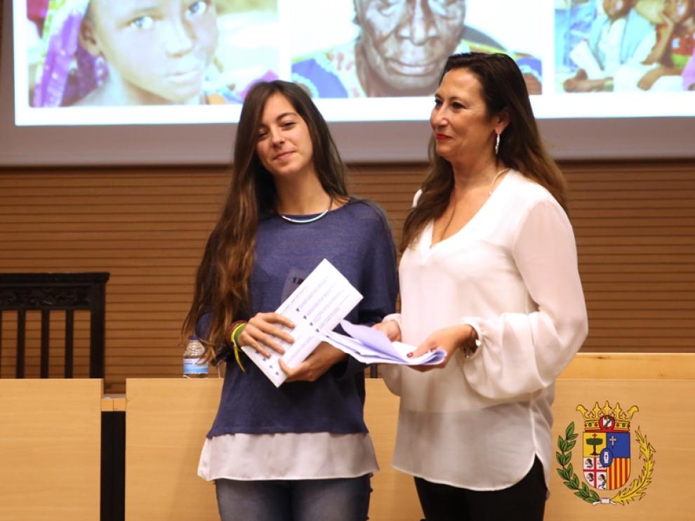 María Pardillos Celeméndiz (recogiendo el premio de 'Ceguera' en ausencia de su madre, la ganadora de Olga Celeméndiz), recibe el premio de Ringo Válvulas de la mano de Charo Zarazaga.