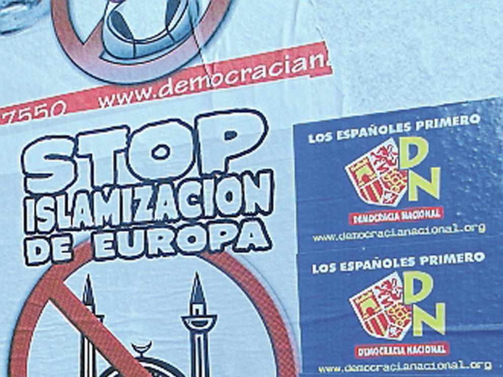 Uno de los carteles de Democracia Nacional repartidos por Soria.