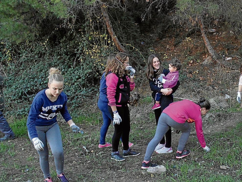 Los escolares limpiaron una chopera de Las Barriadas de Utrillas.