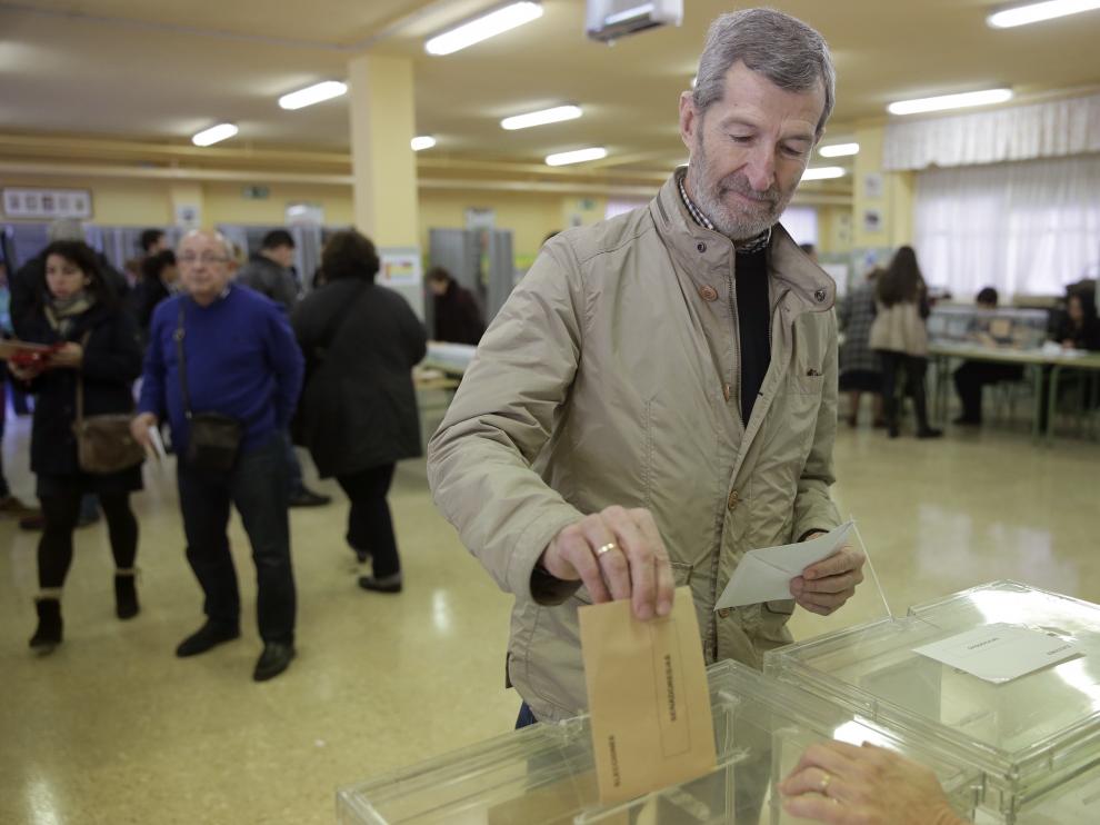 Julio Rodríguez, candidato número dos de Podemos por Zaragoza, vota en su colegio electoral de Majadahonda este 20-D.