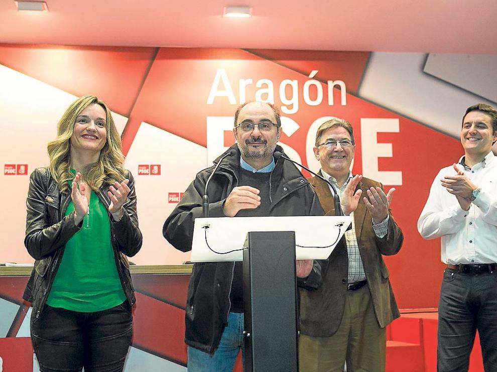 Javier Lambán se dirige a los simpatizantes socialistas en la noche de las elecciones.