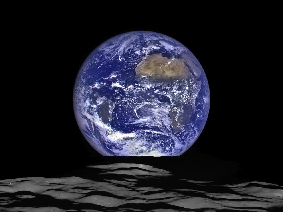 La Tierra parece elevarse sobre el horizonte lunar desde el punto de vista de la nave espacial.