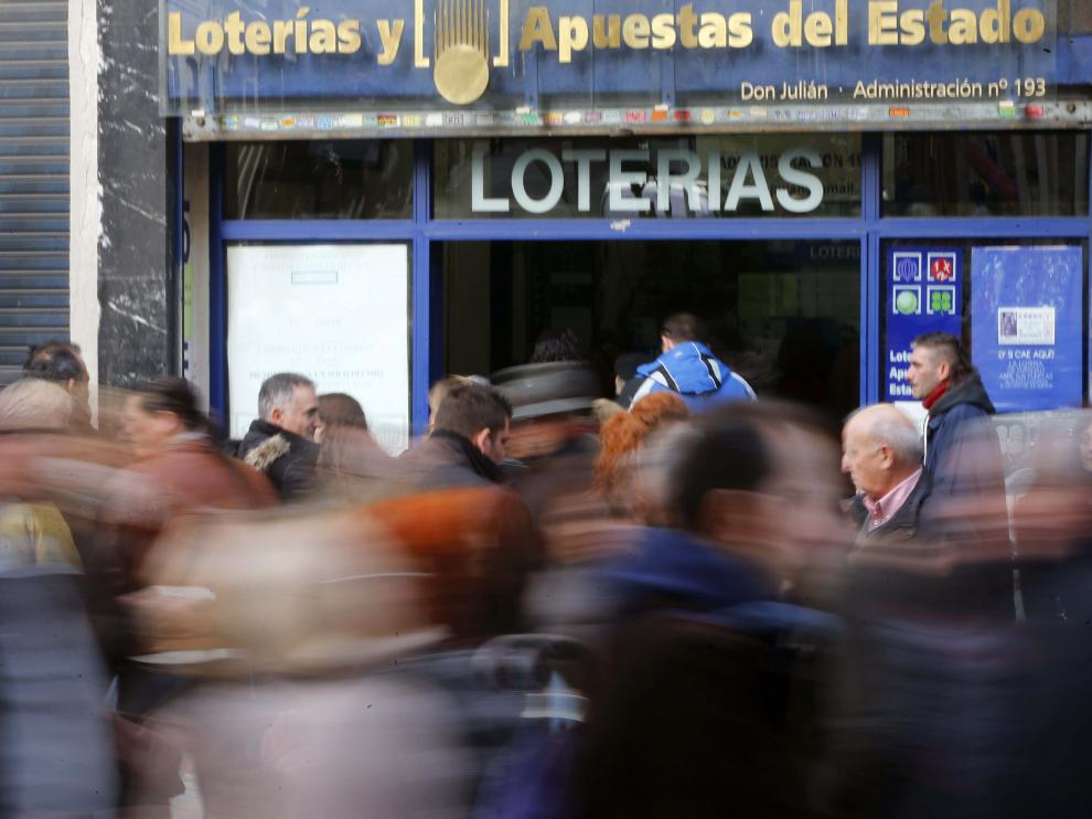 Colas de última hora para comprar décimos de la Lotería de Navidad.