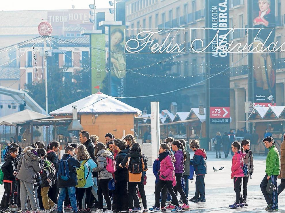 Grupos de alumnos, la pasada semana, disfrutando del ambiente navideño en la plaza del Pilar.