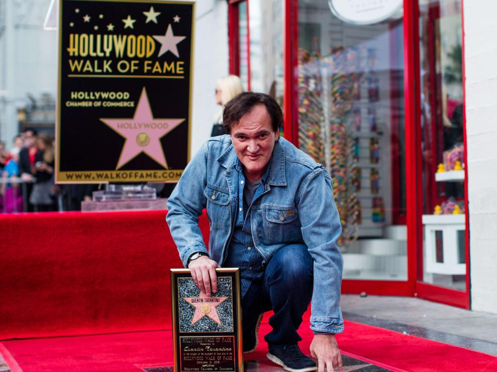 Quentin Tarantino posa junto a su estrella en el paseo de la fama de Hollywood.