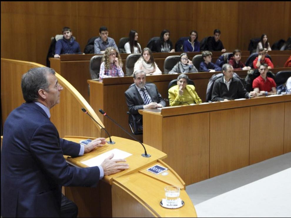 El presidente de las Cortes de Aragón ha bajado a la tribuna para responder a una de las cuestiones planteadas por los alumnos.