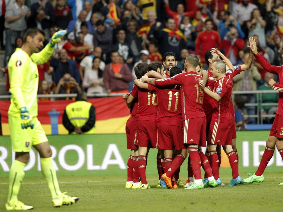 La selección española celebra un gol contra Eslovaquia