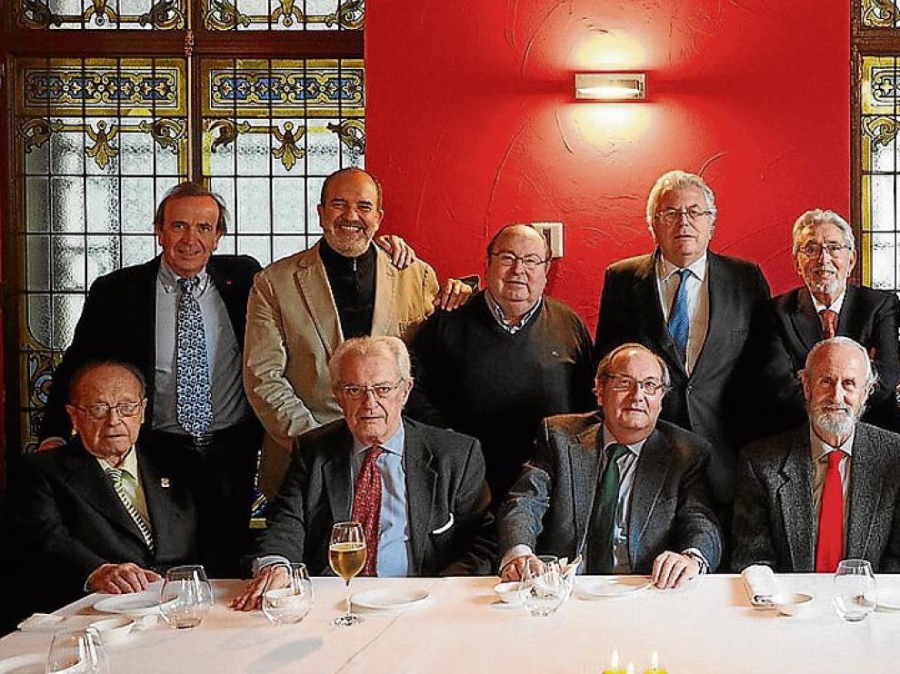 Los miembros de la Academia Aragonesa de Gastronomía, en su comida navideña, en Novodabo.