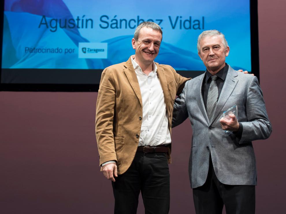 Sánchez Vidal recibió el premio de manos de Fernando Rivarés, concejal de Cultura del Ayuntamiento de Zaragoza.