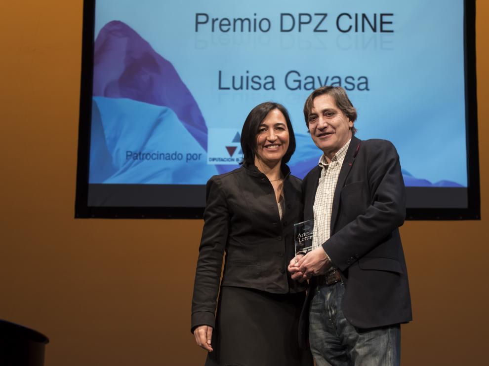 Cristina Palacín, responsable de Cultura y Patrimonio de la DPZ, con José Luis Gavasa, hermano de la actriz galardonada.