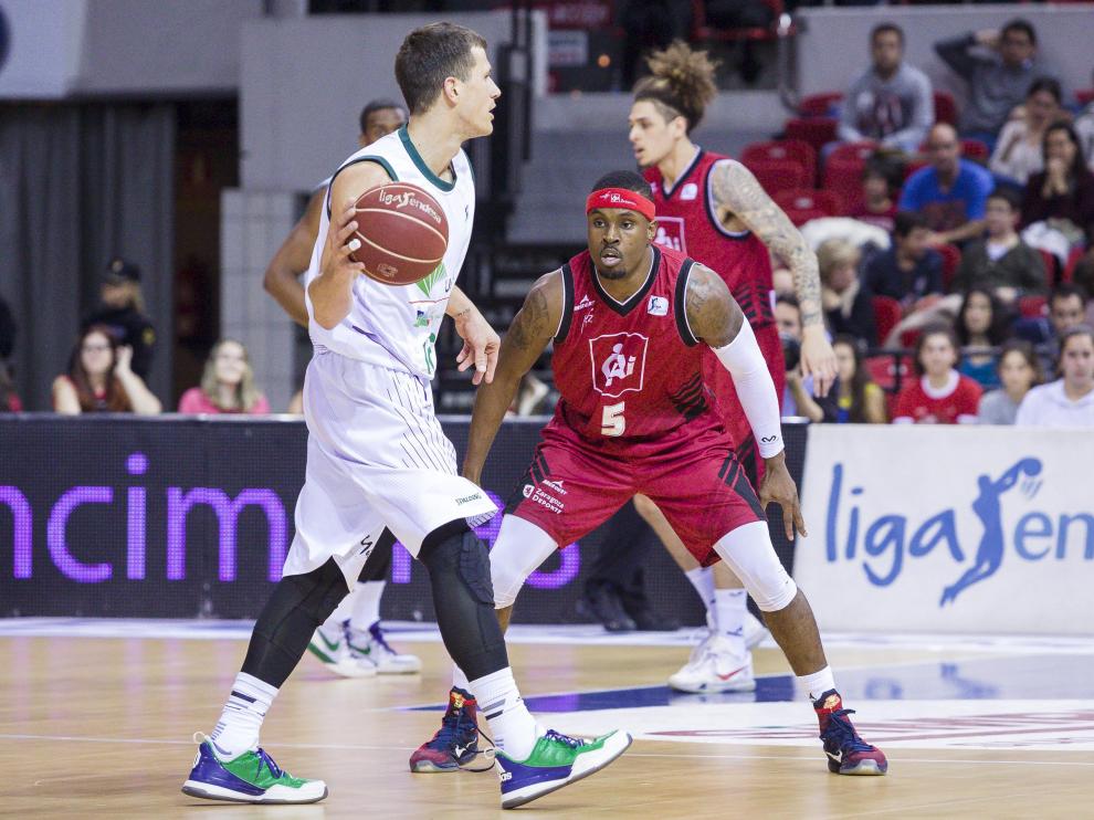 Sek Henry, base del CAI Zaragoza, defiende a Markovic en el partido del pasado domingo frente al Unicaja.