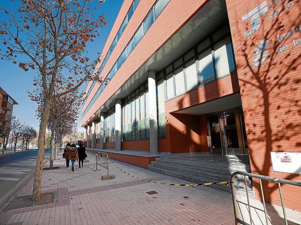 Una de las fachadas del inmueble, con vallas para que los viandantes no se acerquen.