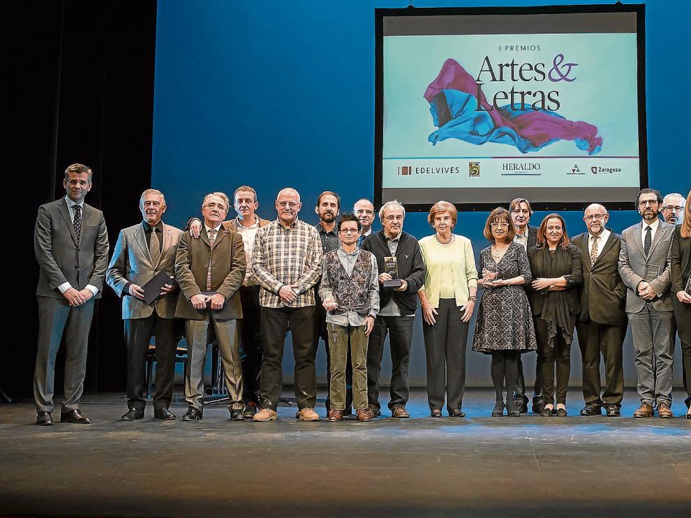 Los premiados y los organizadores de los galardones, juntos en el escenario del Teatro Principal al término de la gala.