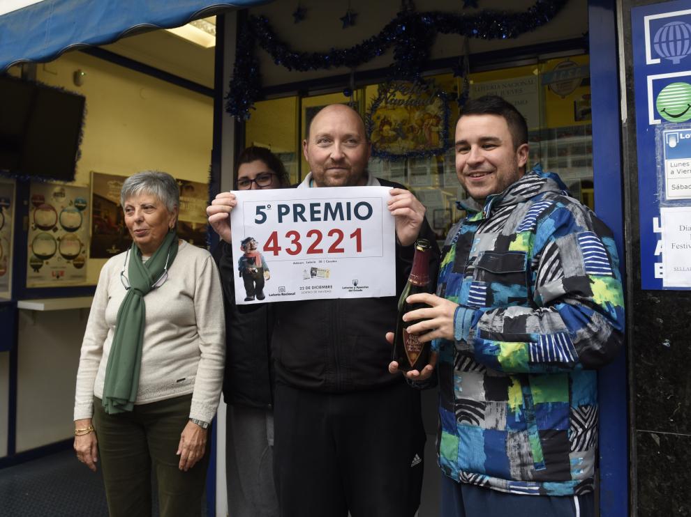 Alegría en la administración de Lotería de Casetas que ha repartido 900.000 euros de un quinto premio.