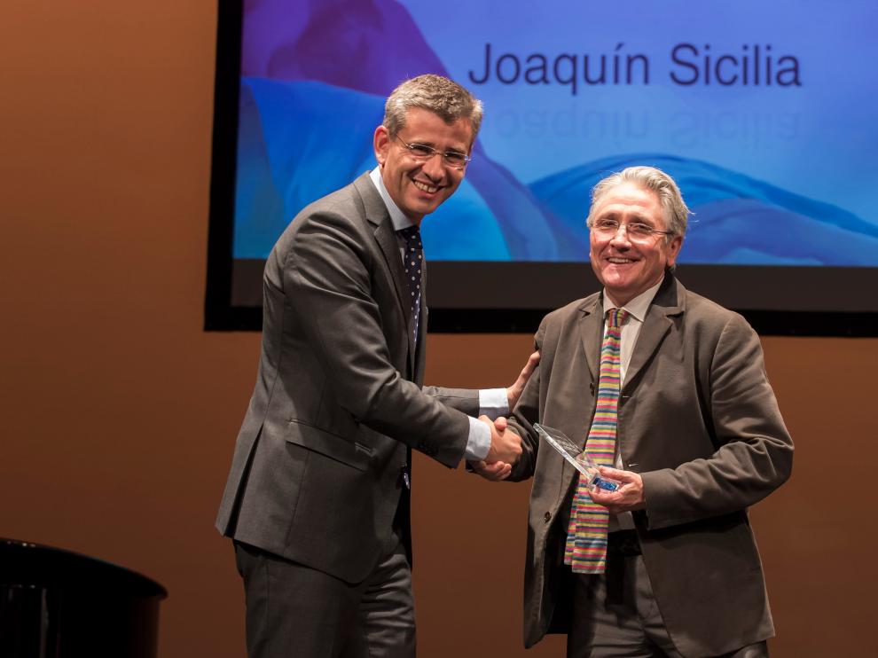 Mikel Iturbe, director de HERALDO DE ARAGÓN, entregó el premio al arquitecto Joaquín Sicilia.