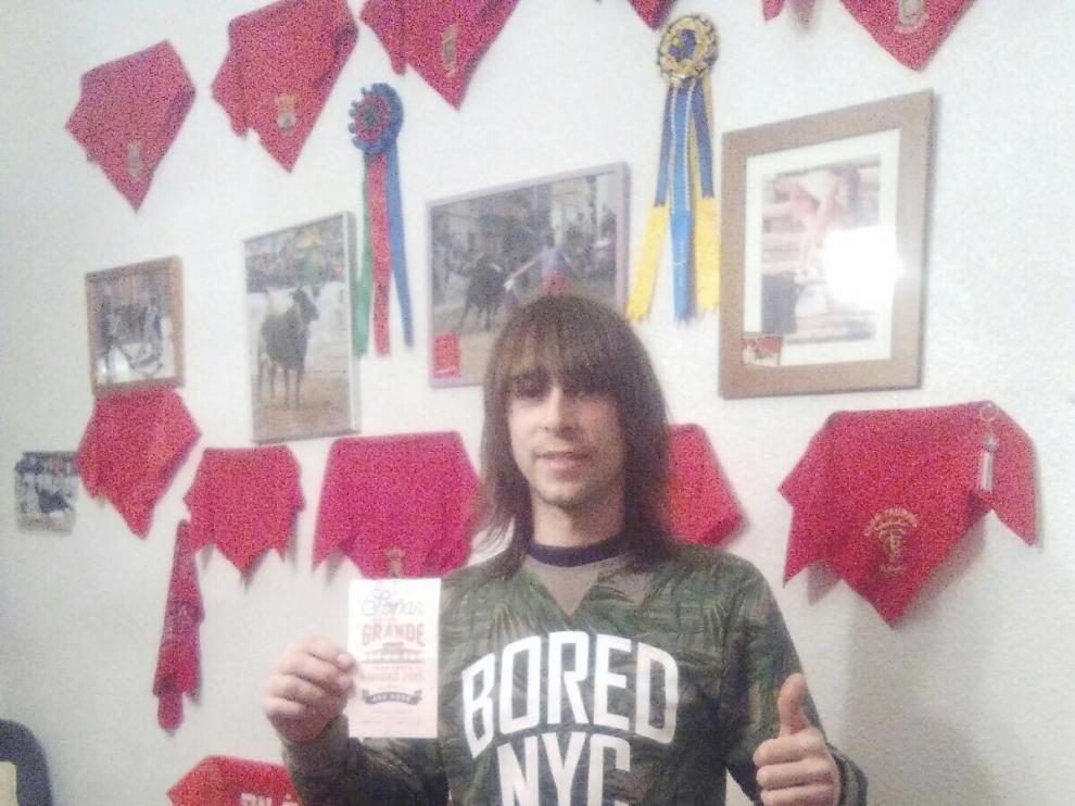 José María Faet, de Almenara, muestra la papeleta que lo ha hecho ganador este año de la gran cesta navideña de Calamocha.
