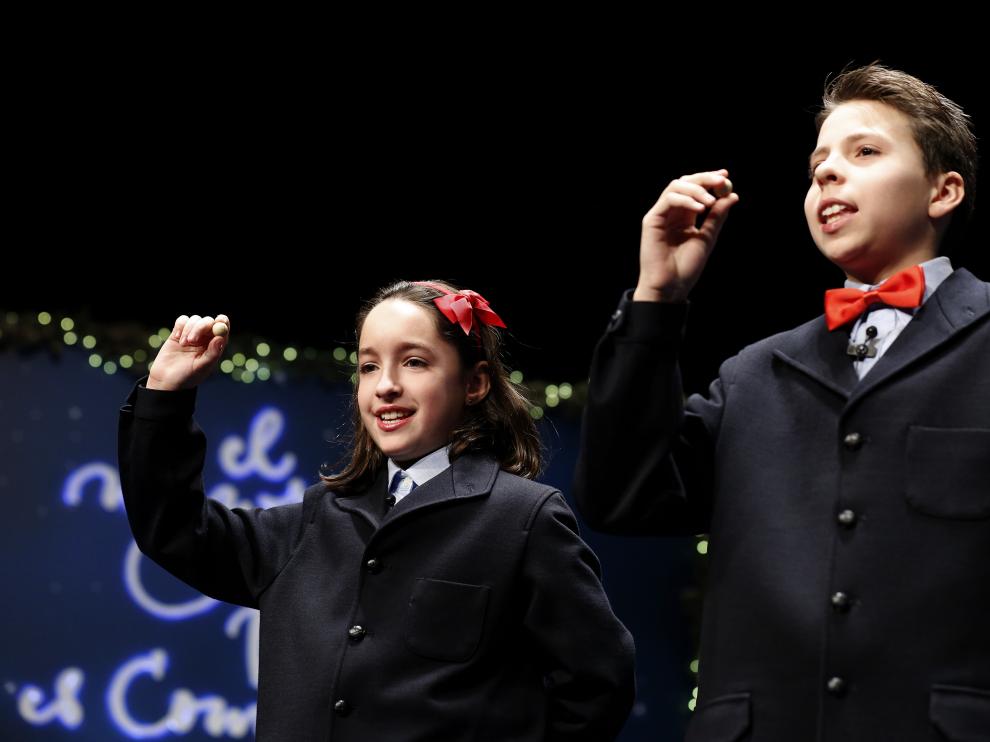 Los niños cantores de San Ildefonso muestran las bolas con el segundo premio del sorteo extraordinario de la lotería de Navidad .